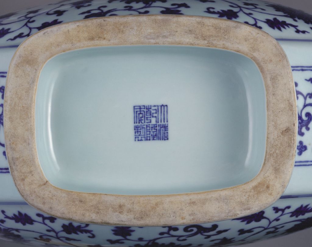 图片[2]-Blue and white vase with tangled branches and lotus patterns and Ruyi ears-China Archive